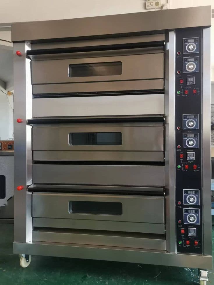 Three-deck commercial oven